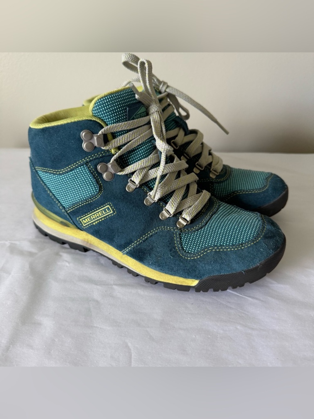 MERRELL Size 7 Women’s Hiking Boots